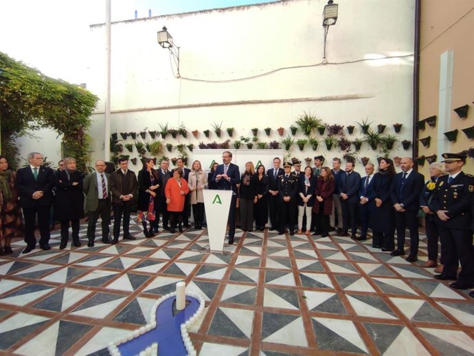 Molina (centro), durante la lectura de la declaración institucional por el 25N, junto a Villamandos, Nieto, Alarcón y el resto de autoridades.