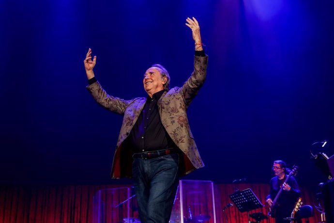 Archivo - El cantautor Joan Manuel Serrat actúa en su último concierto en el WiZink Center