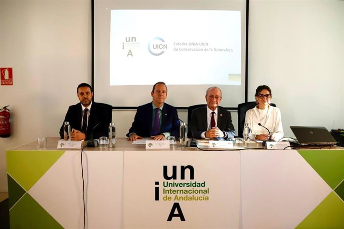 El rector de la UNIA, José Ignacio García, ha presidido la inauguración de la jornada enmarcada en la cátedra junto la directora de la misma, María Altamirano, el director de la UICN, Maher Mahjoub, y el alcalde de Málaga, Francisco de la Torre.