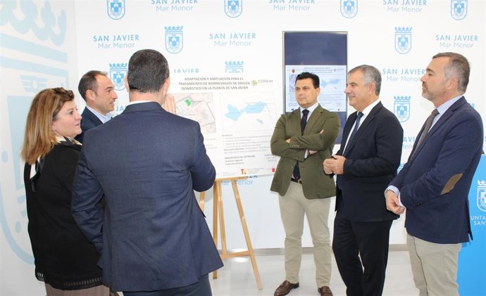 El consejero de Medio Ambiente, Universidades, Investigación y Mar Menor, Juan María Vázquez, junto al alcalde de San Javier, José Miguel Luengo, presentan el proyecto de ampliación de la planta de residuos de San Javier