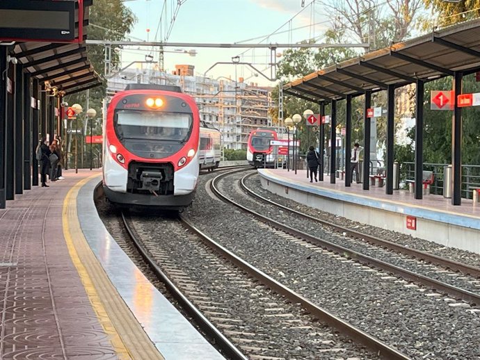 Un tren de Cercanías de Renfe procedente de Fuengirola llega a la parada apeadero de Los Álamos, en Torremolinos.