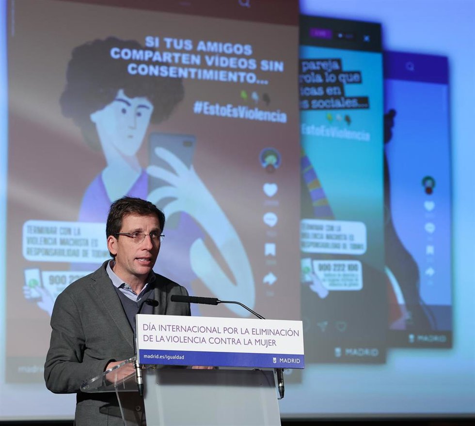 El alcalde de Madrid, José Luis Martínez-Almeida, interviene durante un acto que organiza el Ayuntamiento de Madrid, por el Día Internacional de la Eliminación de la Violencia contra la Mujer, en el Auditorio Caja de Música CentroCentro, a 24 de noviemb