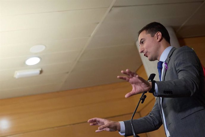 El secretario general del PSOE-Madrid, Juan Lobato, durante una rueda de prensa durante el pleno en la Asamblea de Madrid.