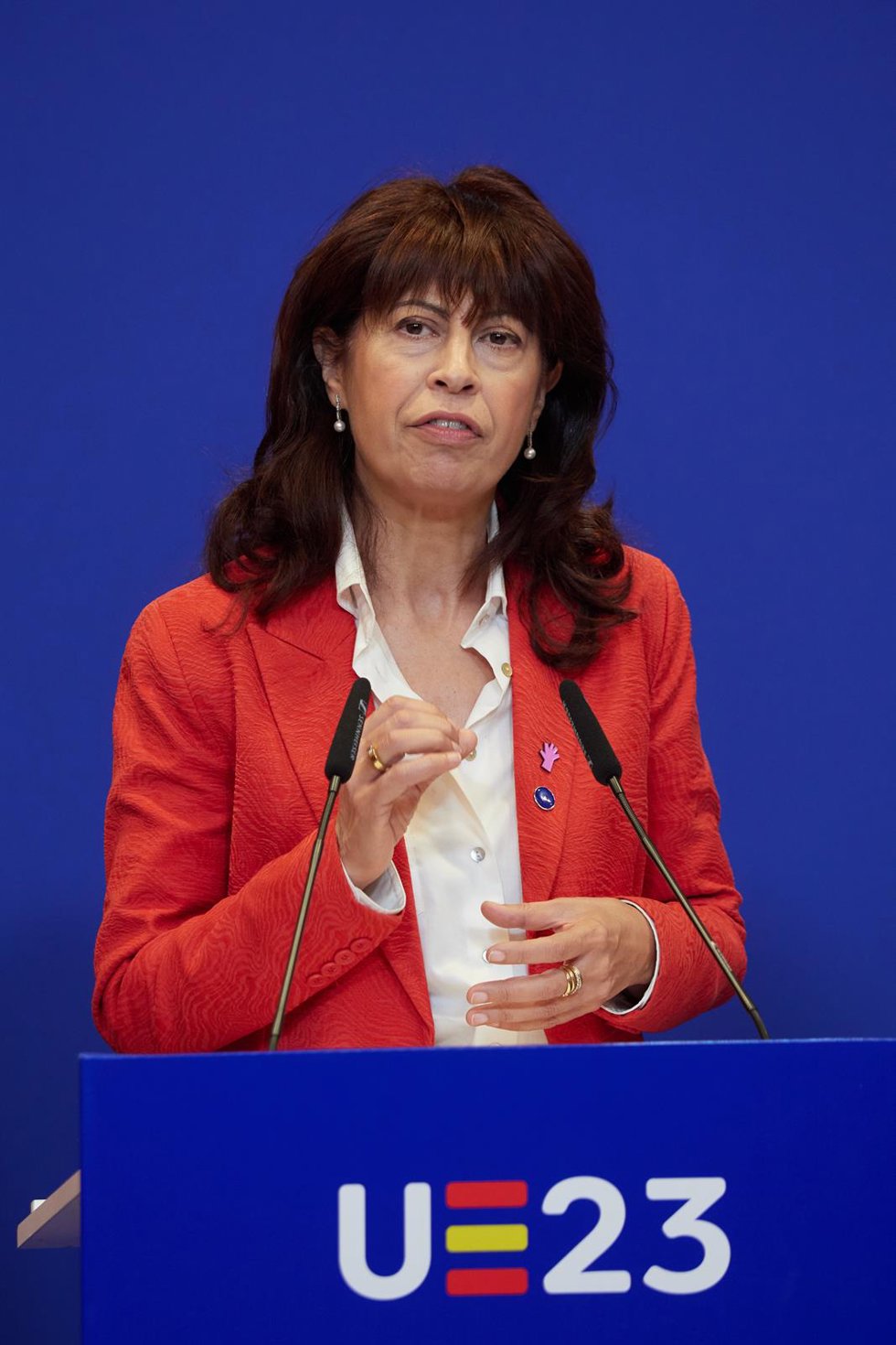 La ministra de Igualdad, Ana Redondo, durante una rueda de prensa tras una reunión informal ministerial de Igualdad en Pamplona, Navarra (España).  