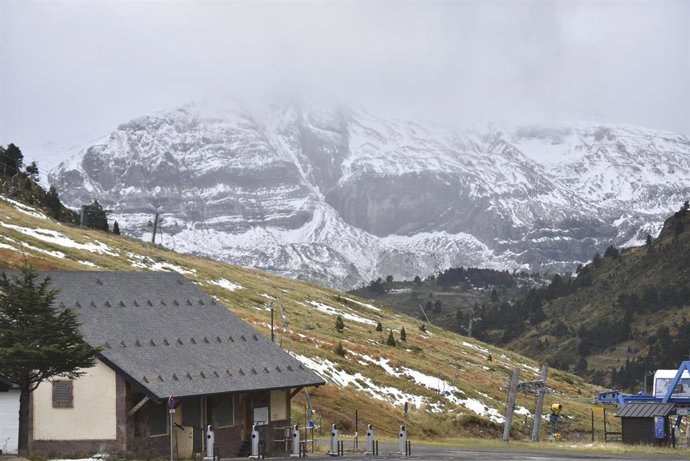 Una montaña nevada en la estación de esquí de Astún, a 5 de noviembre de 2023, en Huesca, Aragón (España). Las borrascas Ciarán y Domingos han traído al Pirineo aragonés más de 50 centímetros de nieve a su paso por la Península. Se ha llegado durante el