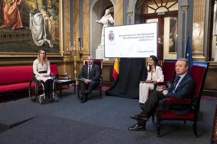 (I-D) La presidenta de Run for You, Carmen Giménez Abad; el presidente del Senado, Pedro Rollán; la periodista y presentadora, Esther Vaquero y el director general Fundación Mutua Madrileña, Lorenzo Cooklin Díaz, durante un acto con motivo del Día Inter
