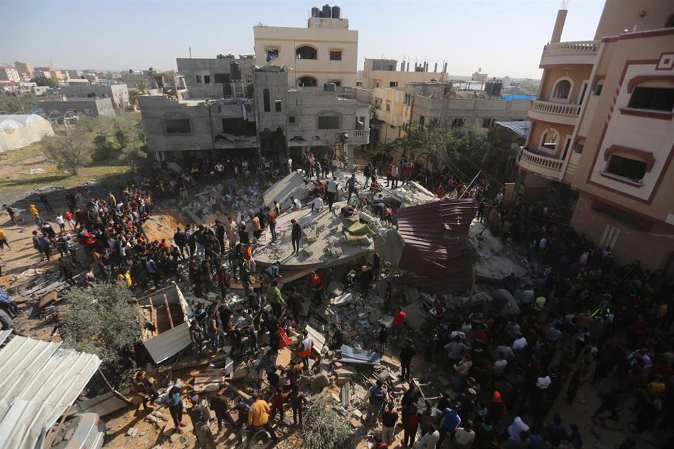 Edificio destruido por ataques israelíes en el sur de la Franja de Gaza