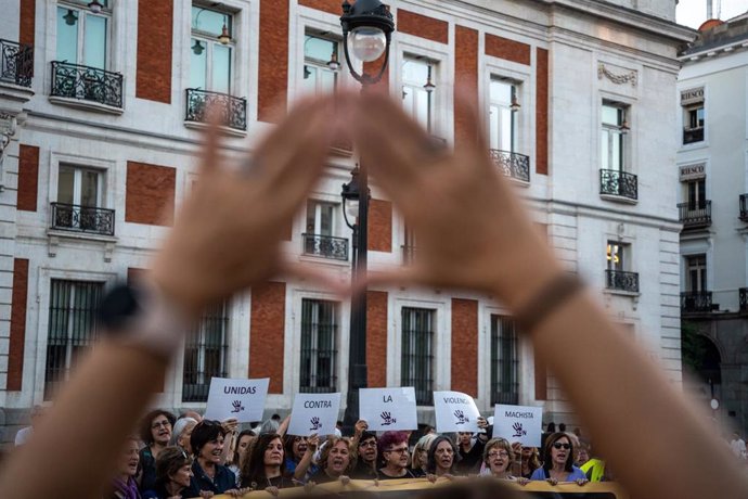Archivo - Decenas de personas durante una concentración contra la violencia machista convocada por el Foro de Madrid Contra la Violencia hacia las Mujeres, en la Puerta del Sol, a 25 de septiembre de 2023, en Madrid (España). 