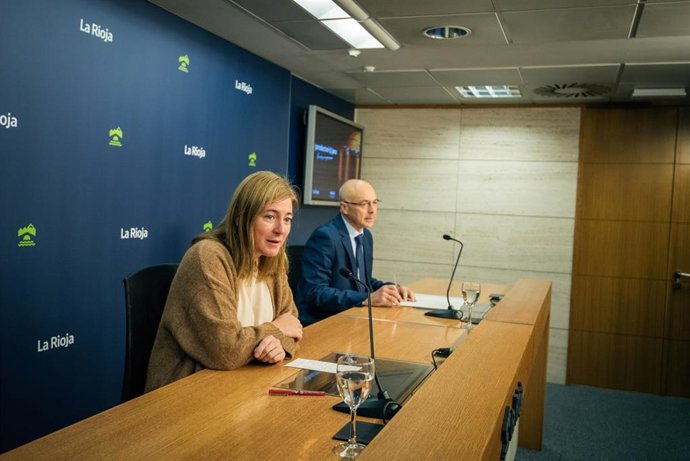 La consejera de Agricultura, Ganadería, Mundo Rural y Medio Ambiente, Noemí Manzanos, junto con el director general de Desarrollo Rural, David Martín.