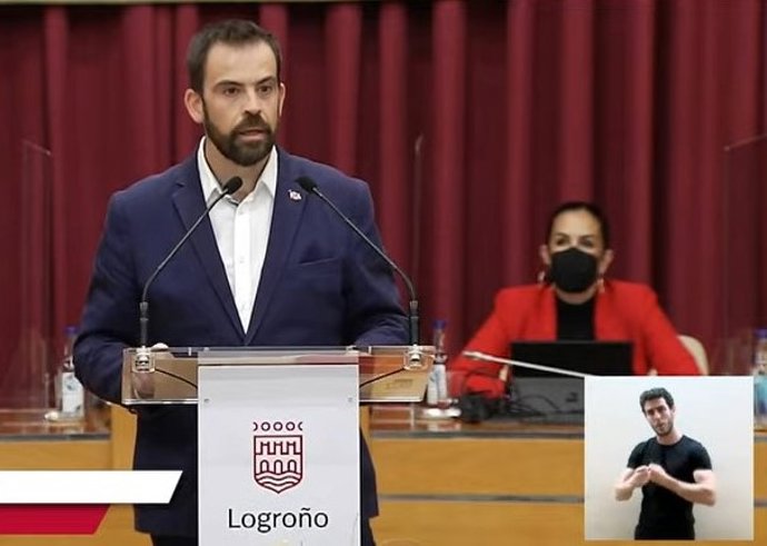 Archivo - El portavoz del Grupo Municipal del PSOE, Iván Reinares, interviene en un pleno