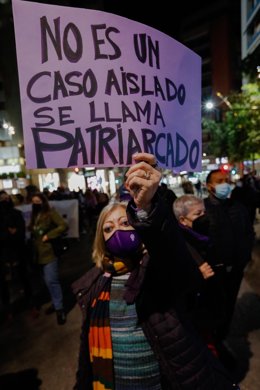 Archivo - Una mujer porta una pancarta en la manifestación convocada por la Asamblea Feminista de la Región de Murcia con motivo de la conmemoración del 25 de noviembre, Día Internacional de la Eliminación de la Violencia contra la Mujer