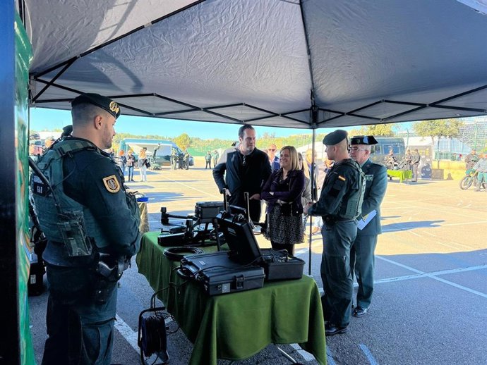 La delegada del Gobierno, Pilar Bernabé, visita el dispositivo desplegado en Cheste