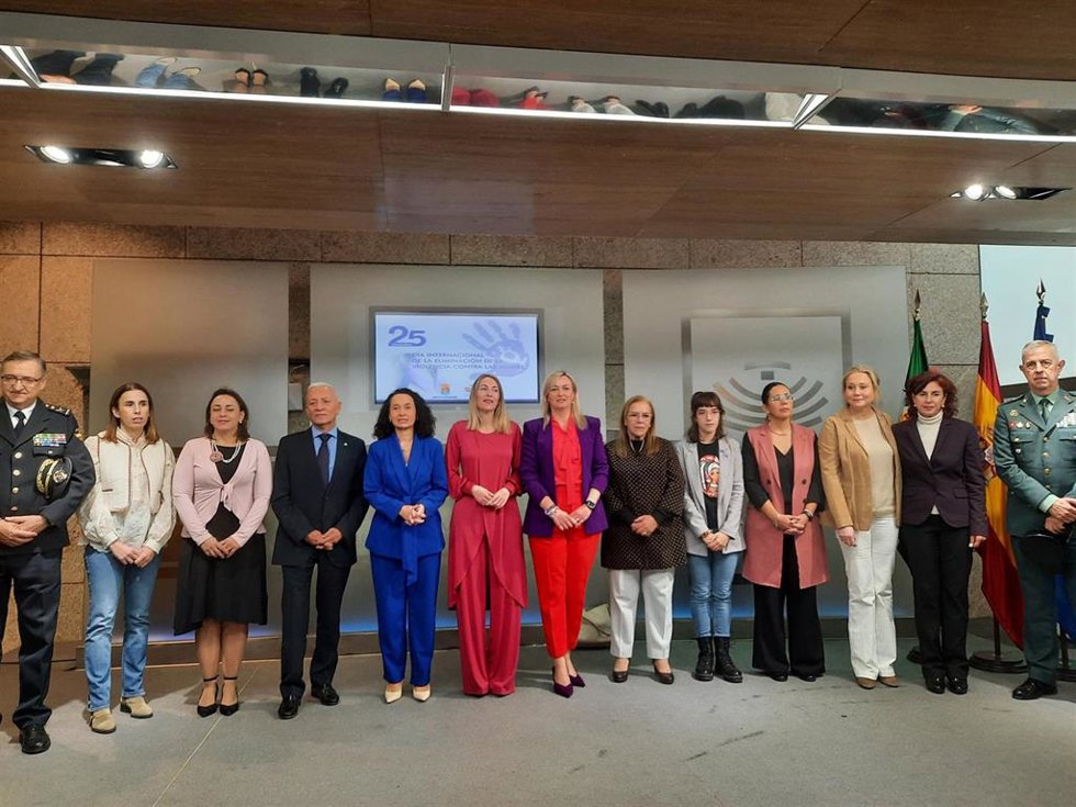 Autoridades en el acto institucional en la Asamblea de Extremadura con motivo del 25N de 2023