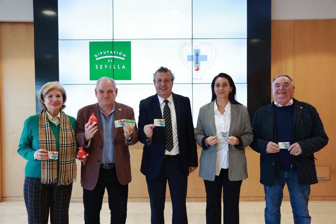 Encuentro entre el presidente de la Diputación, en el centro, y representantes de la Asociación de Donantes de Sangre, Tejidos y Órganos, en la sede del organismo provincial.