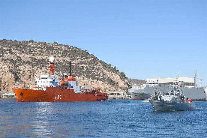 El 'Hespérides' sale a la mar desde el Arsenal de Cartagena