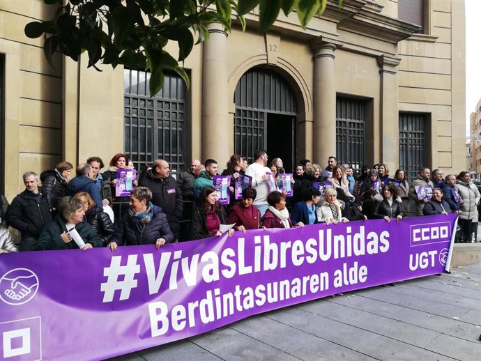 Concentración de UGT y CCOO para conmemorar el Día Internacional de la Eliminación de la Violencia contra la Mujer.