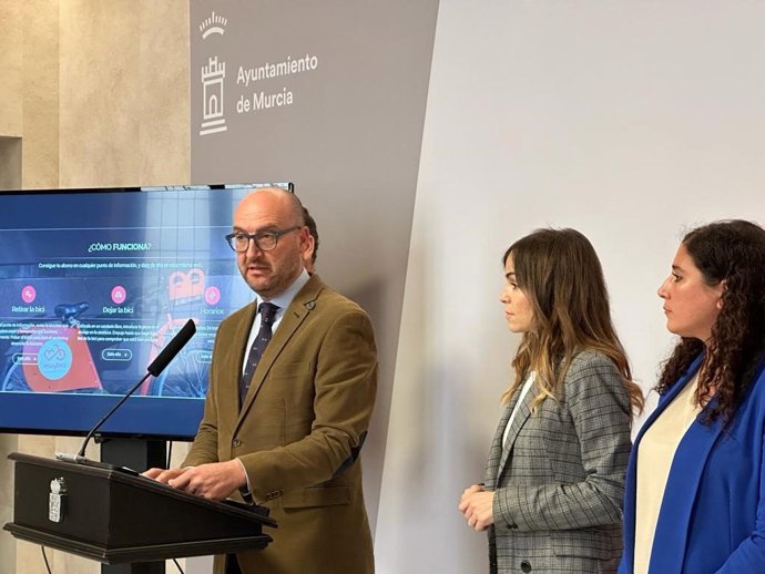 El concejal de Movilidad, José Francisco Muñoz, explica la medida a los medios de comunicación