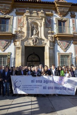 El presidente de la Diputación de Córdoba, Salvador Fuentes (centro), en la concentración por el 25N ante el Palacio de la Merced.