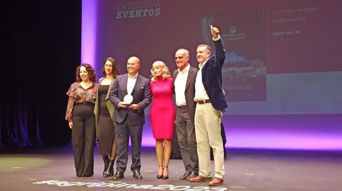 El equipo de marketing de Grupo Abades, junto a Antonio Martín, uno de los propietarios del Grupo, en la entrega de los Premios  Agripina
