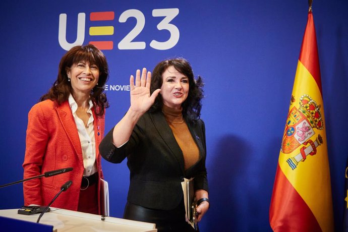 La comisaria europea de Igualdad, Helena Dalli, y la ministra de Igualdad, Ana Redondo