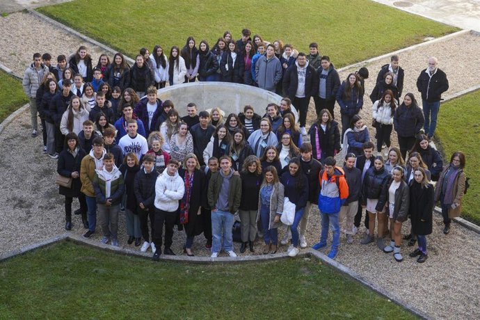 Blanco, junto con voluntarios del programma Corresponsales juveniles, hoy en Valladolid.