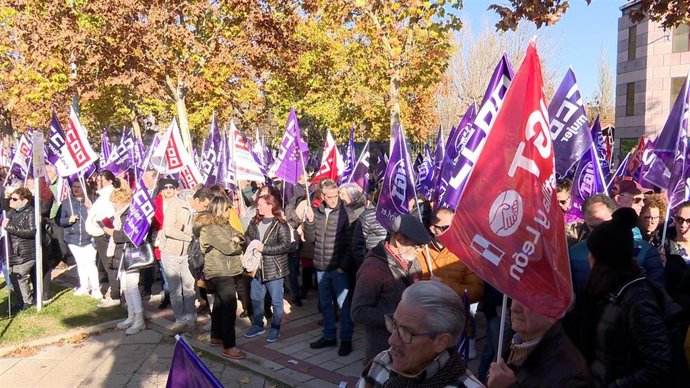Un momento de la concentración de CCOO y UGT en la sede de la Junta con motivo del 25N
