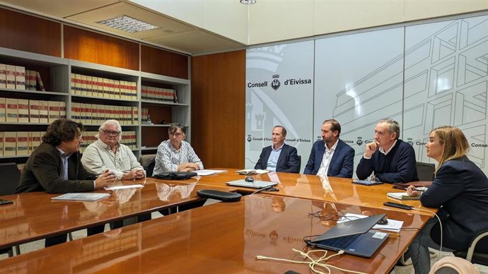 Lafuente destaca el compromiso de su Conselleria con la protección de las casetas varadero de Ibiza.