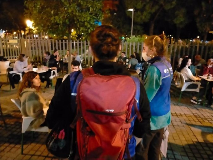 Archivo - Mediadores en la plaza del Cedro