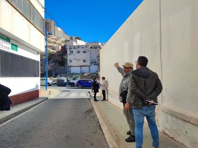 El portavoz parlamentario de Adelante Andalucía, José Ignacio García, visita el barrio de La Chanca en Almería
