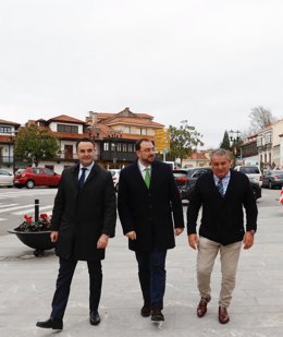 En la imagen, de izquierda a derecha, el consejero de Hacienda y Fondos Europeos, Guillermo Peláez; el presidente del Principado de Asturias, Adrián Barbón, y el alcalde de Muros de Nalón, Celestino Novo.