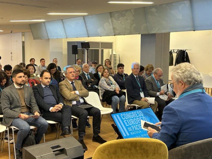 El edil de Podemos-IU Ismael Sánchez, primero por la izquierda en la primera fila, participa en el II Congreso Europeo de Pacientes de Mácula-Retina.