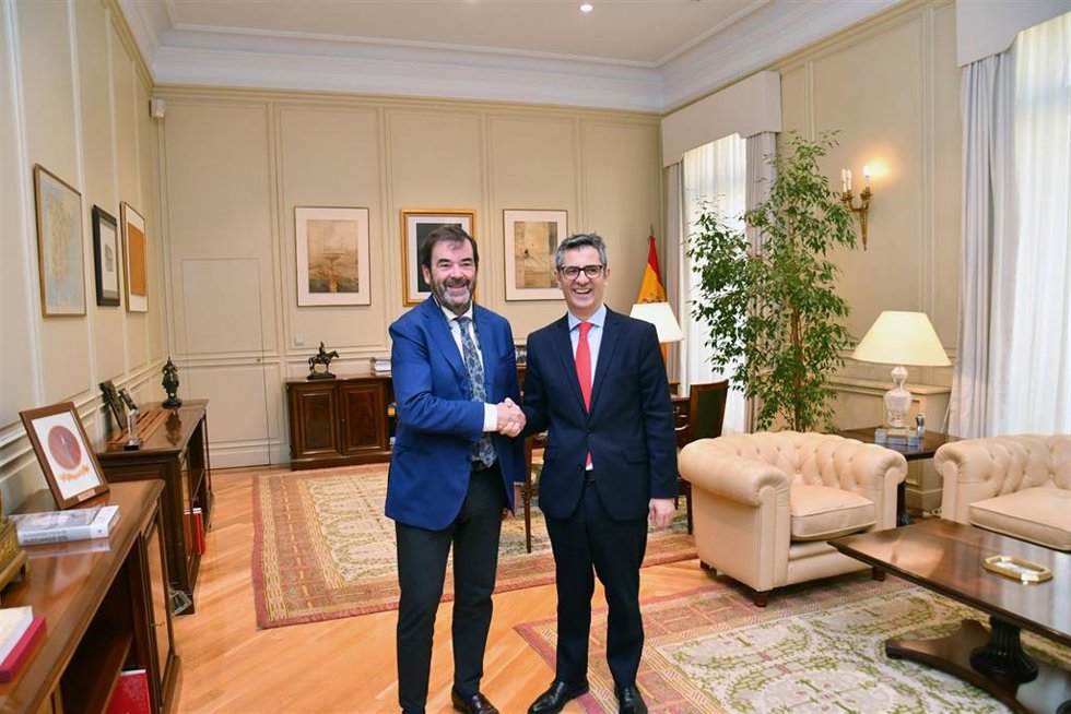 El presidente interino del Consejo General del Poder Judicial (CGPJ), Vicente Guilarte, y el ministro de Justicia, Félix Bolaños, en su primera reunión.
