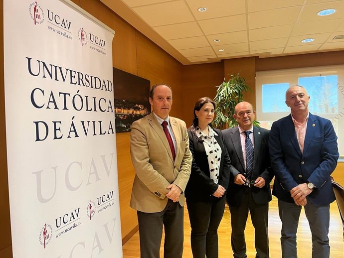 Rancisco Pérez de Pablo, director de la Cátedra;  Lourdes Miguel Sáez, vicerrectora de Ordenación Académica, y Maximiliano Fernández, director de la Institución Gran Duque de Alba.