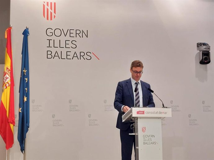 El portavoz y vicepresidente del Govern y conseller de Economía, Hacienda e Innovación, Antoni Costa, en rueda de prensa