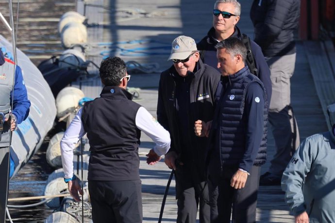 El Rey Juan Carlos y la Infanta Elena disfrutan de una jornada de regatas