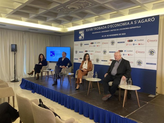 (I-D) La Secretaria General De Fondos Europeos, Mercedes Caballero; El Vicepresidete De La Ceoe, Íñigo Fernández; La Directora De Asuntos Europeos De Llyc, Paloma Baena, Y El Director De Fedea, Ángel De La Fuente.