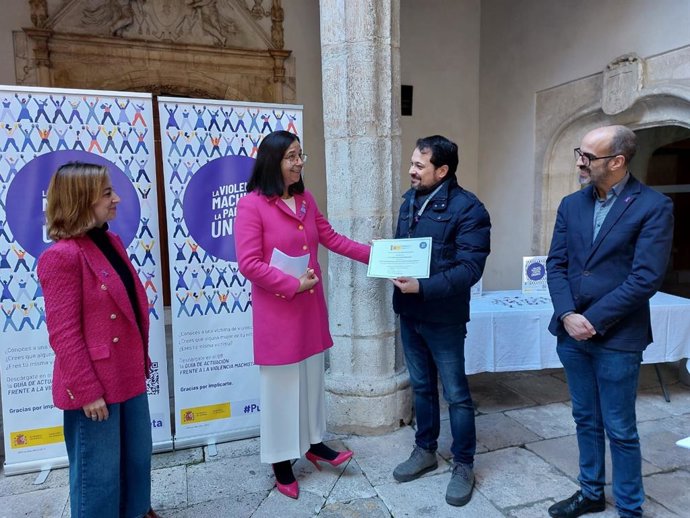 La subdirectora general de Muses estatales (I), la subdelegada del Gobierno en Valladolid  y el director del Museo en la presentación del Punto Violeta.