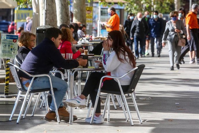 Archivo - Comensales disfrutan en las terrazas ubicadas en establecimientos del Paseo del Prado 