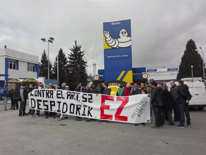 Archivo - Trabajadores de Michelin se concentran en Vitoria 