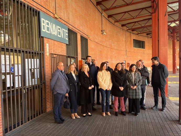 Foto de los asistentes a la visita en la estación de autobuses de Benavente.