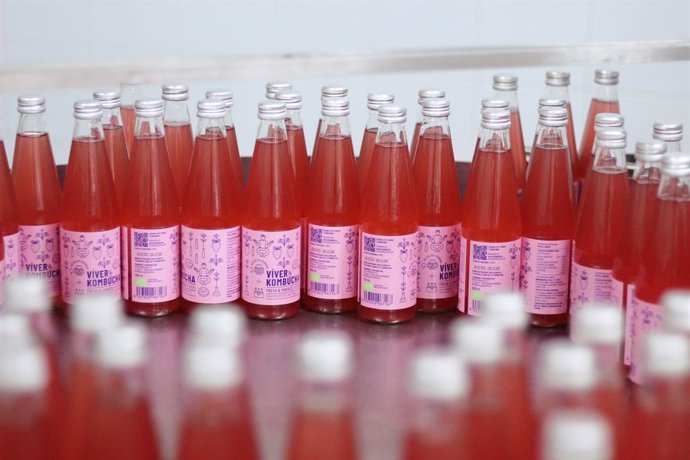 Archivo - Víver Kombucha, que ya contaba con un proceso de producción altamente autoexigente, solo ha llevado a cabo la adaptación de algunos procesos para mejorar aún más sus operaciones.