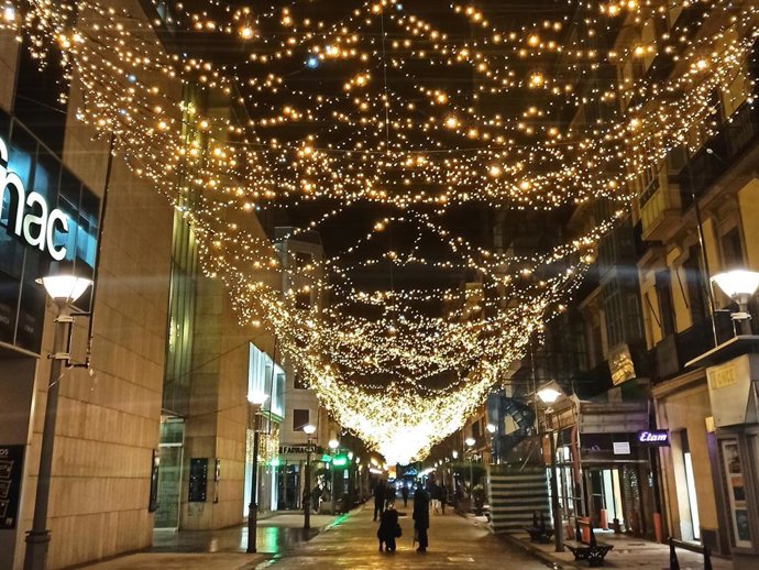 Archivo - La calle Loiola de San Sebastián iluminada de Navidad.