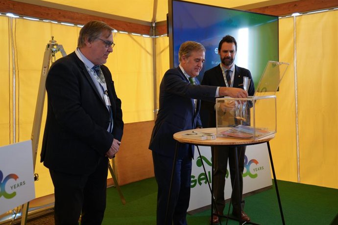 El conseller d'Empresa i Treball de la Generalitat, Roger Torrent; el president del Grup Saica, Ramón Alejandro, i l'alcalde de Sant Esteve Sesrovires (Barcelona), Enric Carbonell