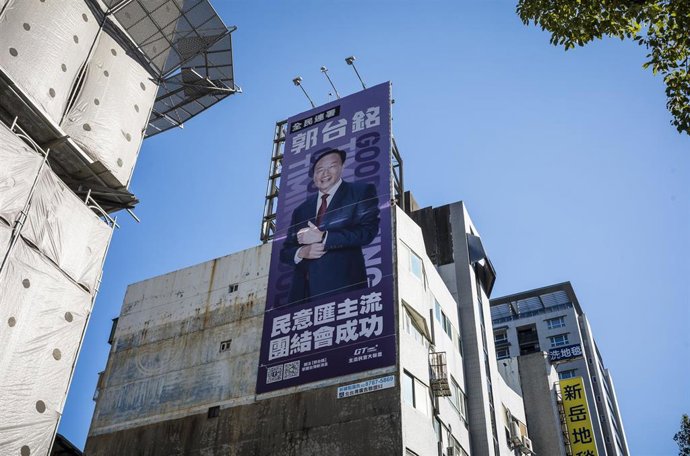 Imagen de una pancarta con una fotografía del multimillonario taiwanés Terry Gou. 