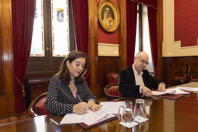 La alcaldesa de A Coruña, Inés Rey, y el portavoz municipal del BNG, Francisco Jorquera, firman el acuerdo de presupuestos
