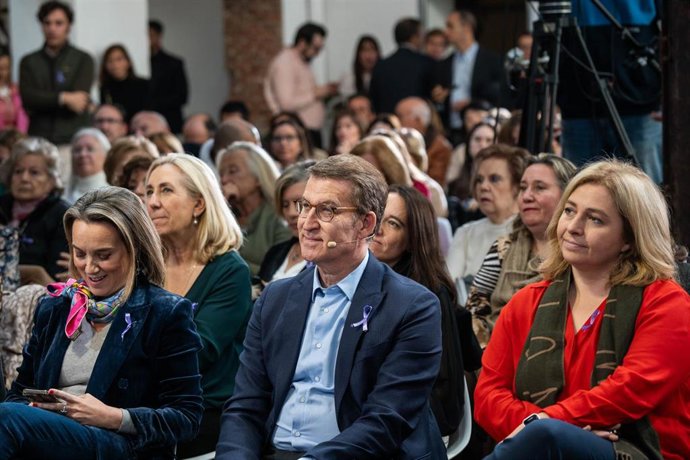 (I-D) La secretaria general del PP, Cuca Gamarra; el presidente del PP, Alberto Núñez Feijóo y la vicealcaldesa de Madrid, Inmaculada Sanz, durante un acto organizado por el PP con motivo del Día Internacional de la Eliminación de la Violencia contra la