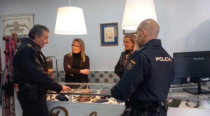 La Policía Nacional ofrece consejos a comercios e intensifica sus dispositivos de seguridad por Blackfriday y Navidad