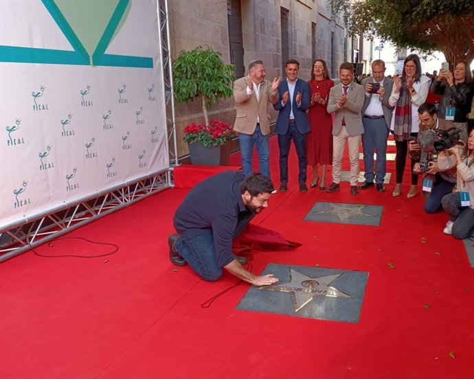 El actor Álvaro Morte destapa su estrella en el Paseo de la Fama de Almería dentro de Fical.
