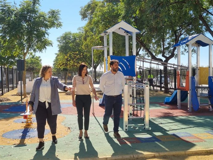 La diputada del Área de Cohesión Territorial de la Diputación de Sevilla, Teresa Jiménez, ha visitado la localidad aljarafeña de Bollullos de la Mitación (Sevilla), donde ha mantenido una reunión de trabajo con la alcaldesa, Clara Monrobé.