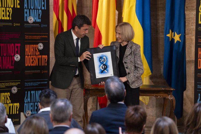 La Generalitat premia con un "abrazo infinito" a personas y entidades que combaten la violencia contra la mujer